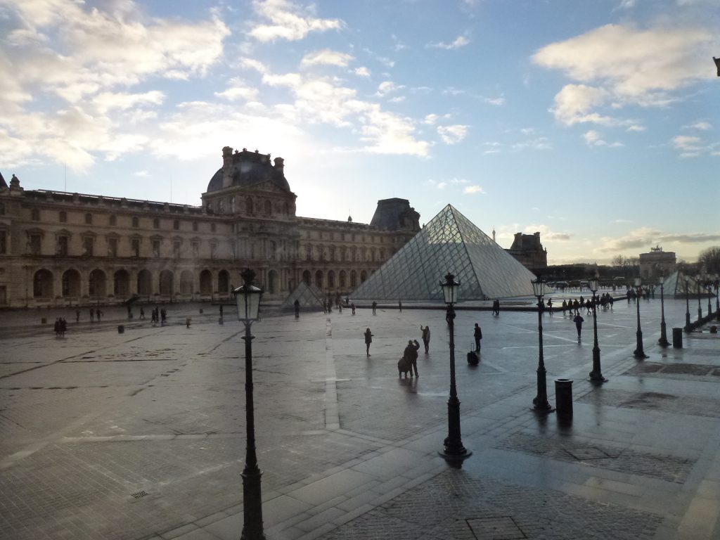 Tre giorni a Parigi con la pioggia, il Louvre e la Piramide