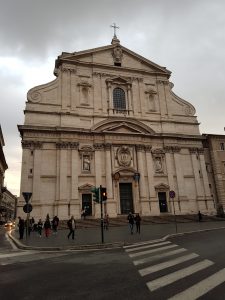 Chiesa del Gesù a Roma. Facciata di Giacomo della Porta con il trigramma "IHS"
