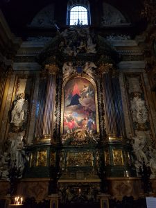Chiesa del Gesù a Roma. Altare di Sant'Ignazio di Loyola con la tela di Andrea Pozzo