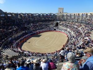 Cinque giorni in Provenza e Camargue. L'anfiteatro (Les Arènes) - l'attesa per l'inizio della corrida