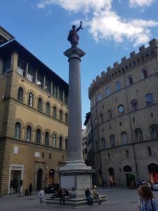 La colonna della giustizia in piazza Santa Trinita a Firenze