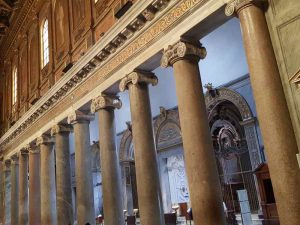 Dettaglio delle colonne, dei capitelli e della mensola di Santa Maria in Trastevere a Roma
