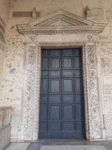 Portale d'ingresso a Santa Maria in Trastevere a Roma