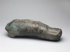 Il dito bronzeo della statua di Costantino del museo del Louvre