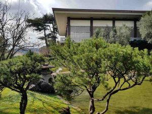L'edificio dell'Istituto Giapponese di Cultura visto dal giardino