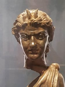 Erma bifronte di sileno della balaustra bronzea proveniente dalla seconda nave nel museo Palazzo Massimo a Roma