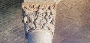Maestro di Cabestany, capitello raffigurante Daniele nella fossa dei leoni