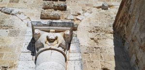 Capitello della colonna della facciata con leoni monocefali