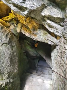 La grotta con il giaciglio di san Francesco