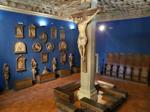 Sala al primo piano del Museo Bardini, sul pavimento la collezione di cassoni rinascimentali