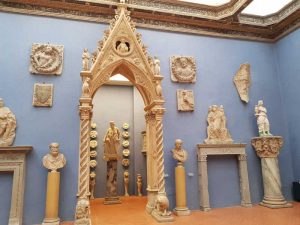 Sala delle sculture medievali e rinascimentali del Museo Bardini